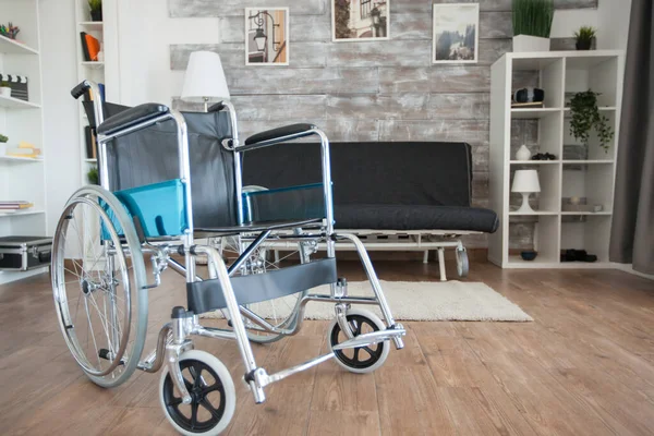 轮椅停放在医院的私人病房 供行动不便的病人使用 私人疗养院房间里没有病人为老年人和行走残疾人士提供治疗行动能力支助 — 图库照片
