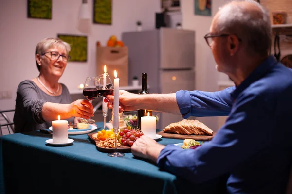 Senioren Paar Mit Weingläsern Während Einer Beziehungsfeier Der Küche Abend — Stockfoto