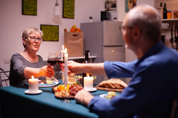 Senioren Paar Klappert Abends Der Küche Mit Rotwein Älteres Paar — Stockfoto