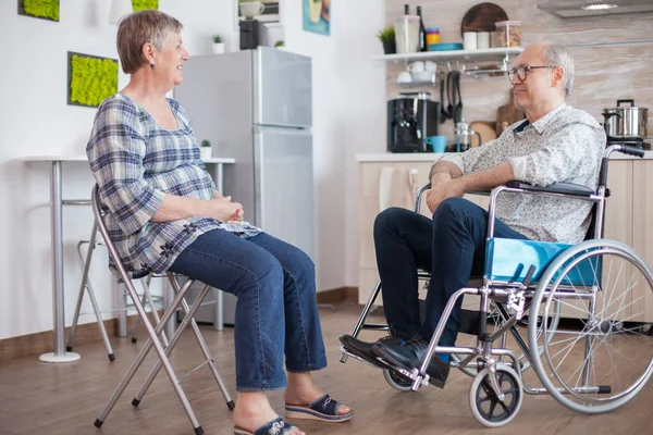 Vecchia Donna Marito Disabile Sedia Rotelle Chiacchierare Cucina Persona Anziana — Foto Stock