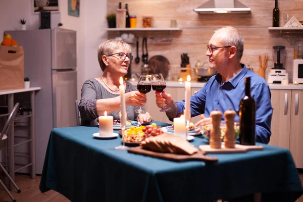 Fröhliches Altes Ehepaar Feiert Hochzeit Mit Wein Und Festlichem Dinner — Stockfoto