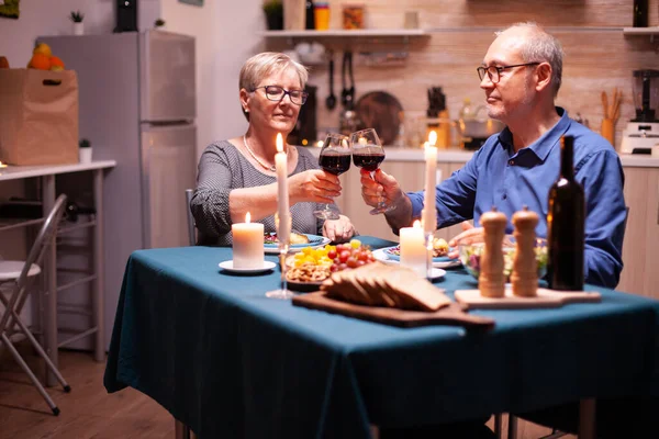 Coppia Anziana Cena Insieme Vino Cucina Felice Allegro Anziani Anziani — Foto Stock