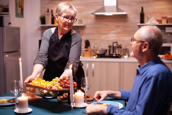 Ältere Männer Und Frauen Genießen Ein Romantisches Abendessen Der Küche — Stockfoto