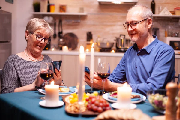 Rentner Mann Lächelt Telefon Und Hat Ein Gespräch Mit Frau — Stockfoto