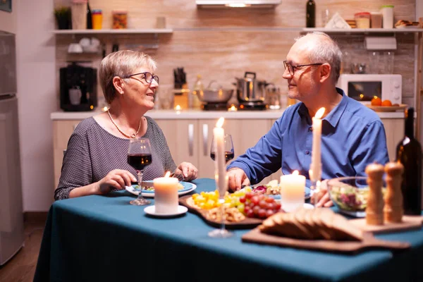 Ein Gespräch Beim Romantischen Abendessen Fröhlich Fröhliches Senioren Ehepaar Speist — Stockfoto
