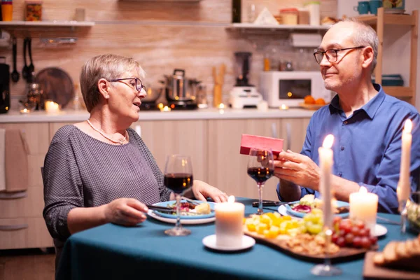 Älterer Mann Überrascht Ehefrau Beim Abendessen Mit Geschenkbox Fröhliches Fröhliches — Stockfoto