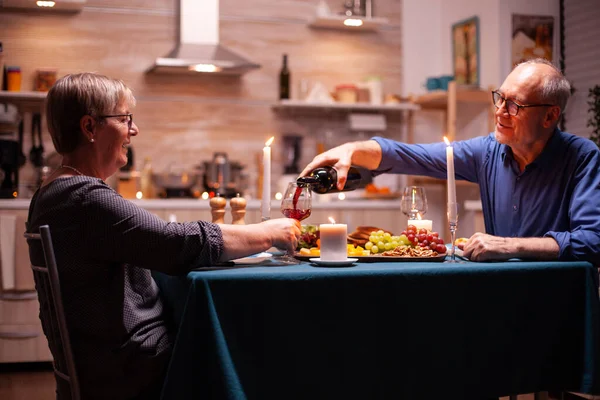Älterer Mann Serviert Frau Beim Romantischen Abendessen Wein Älteres Paar — Stockfoto