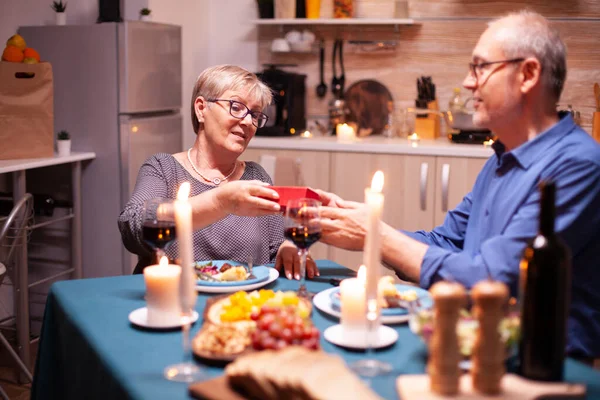 Älterer Ehemann Gibt Frau Geschenkbox Während Des Abendessens Fröhliches Fröhliches — Stockfoto