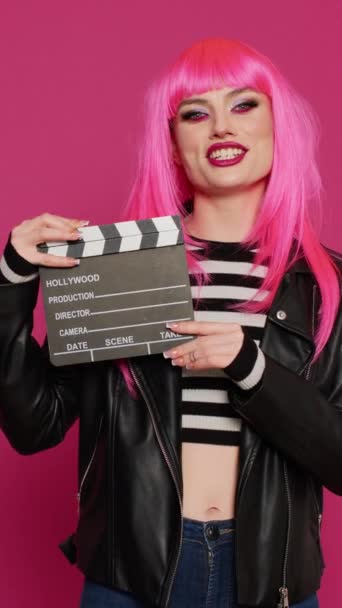 Dikey Video Neşeli Kadın Video Yapımcısı Elinde Film Tahtası Tutuyor — Stok video