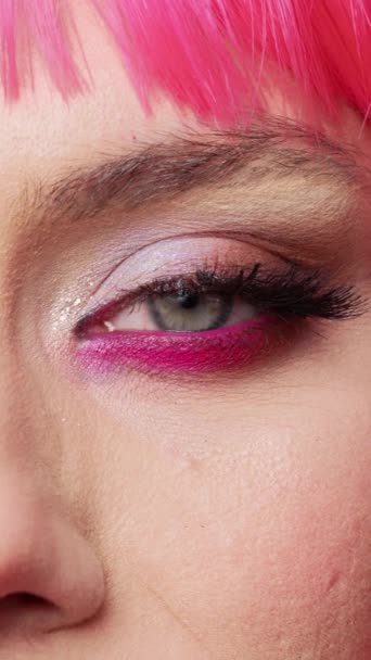 Vídeo Vertical Macro Mujer Atractiva Con Hermoso Maquillaje Ojos Pelo — Vídeo de stock