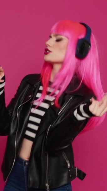 Вертикальне Відео Красива Дівчина Хіпстер Слухає Музику Навушниках Насолоджуючись Mp3 — стокове відео