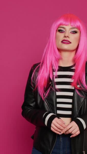 Κάθετο Βίντεο Χαρούμενη Όμορφη Γυναίκα Ροζ Περούκα Στα Μαλλιά Γελάει — Αρχείο Βίντεο