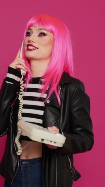Pionowe Wideo Uśmiechnięta Fajna Dziewczyna Rozmawiająca Retro Linii Telefonicznej Czująca — Wideo stockowe