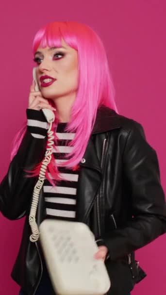 Vertikales Video Glückliches Selbstbewusstes Model Mit Rosafarbenen Haaren Das Festnetz — Stockvideo