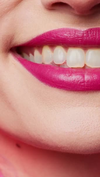 Pionowe Wideo Piękna Modelka Różową Szminką Gryząca Usta Przed Kamerą — Wideo stockowe