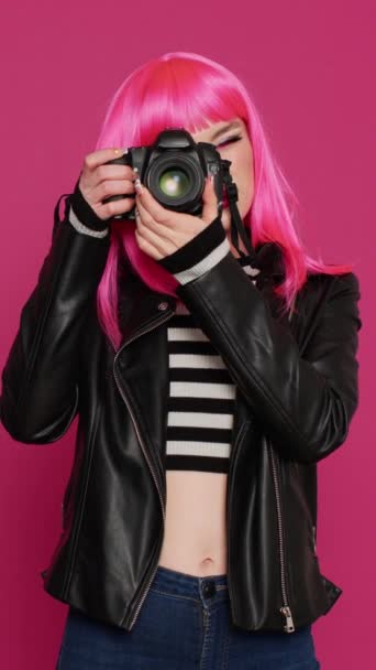 垂直ビデオ 写真家としてDslrカメラで働く若い美しい女性は 写真を撮るためにデバイスを使用して 楽しみを持っています 気楽で写真を撮るのがとても楽しい人 — ストック動画