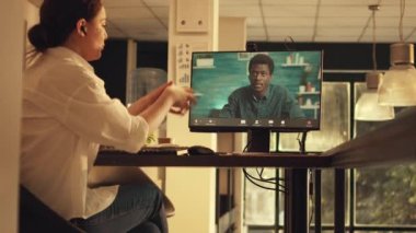 Freelancer internet üzerinden müdürle konuşuyor, web kamerasıyla telekonferansta uzaktan konuşma yapıyor. Video konferans görüşmesinde bilgisayarı kullanarak sohbet etmek. El kamerasıyla..