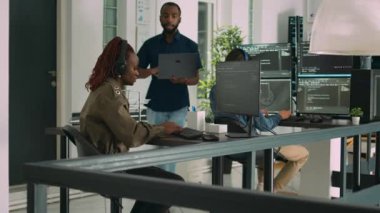 Programcılardan oluşan bir ekip bilgisayar ve dizüstü bilgisayardaki kodlama algoritmalarını analiz ediyor. Sistem geliştiricileri veritabanı betiği ve güvenlik duvarı sunucusunu tartışıyor, büyük veri arayüzü.