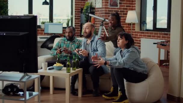 Mutlu Arkadaşlar Televizyon Konsolunda Video Oyunlarını Kutluyor Oyun Oynuyor Bira — Stok video