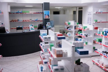 Parlak boş eczane malzeme dolu raflar, haplar, vitamin paketleri. İçinde müşteriye açılmaya hazır kimse olmayan eczane. Sağlık ürünleri, ilaç hizmetleri desteği