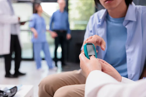의사는 검진중에 당뇨병 환자를 미터를 사용하여 수준을 샘플로 대기실에서 포도당을 — 스톡 사진