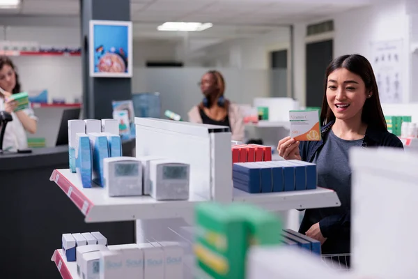Gülümseyen Müşteri Eczanede Ilaçları Analiz Ediyor Ilaç Paketlerine Bakıyor Reçeteleri — Stok fotoğraf