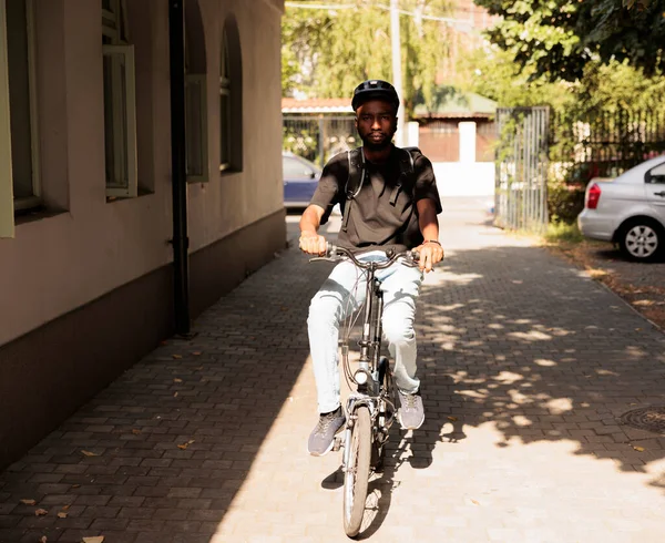 Africano Americano Serviço Entrega Alimentos Courier Andar Bicicleta Rua Olhando — Fotografia de Stock