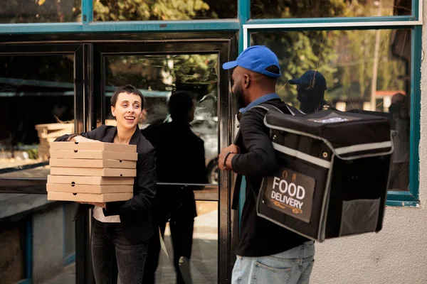 Dışarıdaki Kuryeden Pizza Siparişi Alan Gülümseyen Müşteri Arkadaşları Için Yemek — Stok fotoğraf