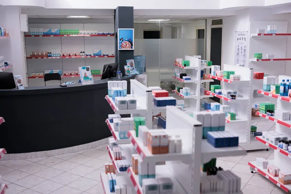 Ярко Пустая Аптека Оборудована Полками Полными Добавок Таблеток Витаминов Пакет — стоковое фото