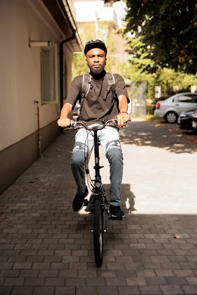Sırt Çantalı Yemek Kuryesi Dışarıda Bisiklet Sürerken Portre Güneşli Bir — Stok fotoğraf