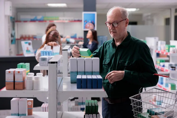 Hombre Cliente Mirando Estantes Farmacias Con Productos Farmacéuticos Elección Comprar —  Fotos de Stock