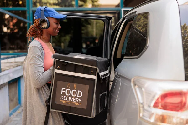 Африканський Американець Усміхається Кур Єрові Який Доставляє Їжу Автомобілі Чекаючи — стокове фото