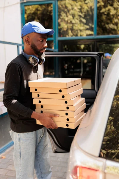 Arabayla Ofise Pizza Getiren Teslimatçı Elinde Kutular Olan Afro Amerikan — Stok fotoğraf