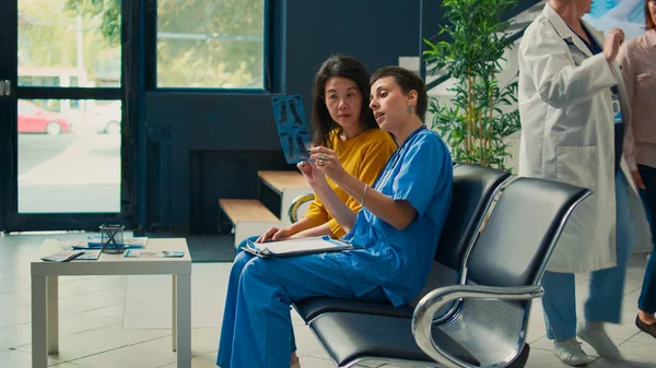 Sjuksköterska Och Asiatisk Patient Analysera Röntgen Scan Resultat Vårdcentralen För — Stockfoto