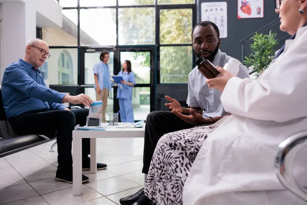 Afrika Kökenli Amerikalı Bir Hasta Hastane Bekleme Odasında Otururken Hekimler — Stok fotoğraf