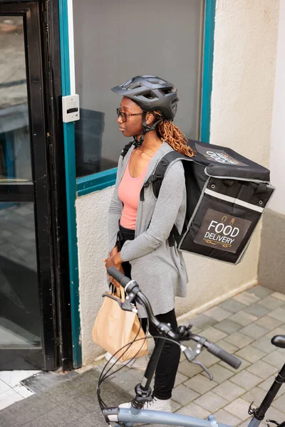 Mulher Bicicleta Entregando Comida Esperando Pelo Cliente Perto Entrada Prédio — Fotografia de Stock