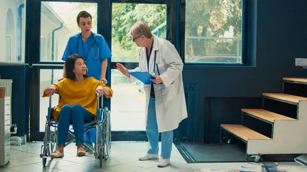 Arzthelferin Hilft Rollstuhlpatientin Mit Beeinträchtigung Besucht Termin Gesundheitszentrum Rollstuhlfahrerin Mit — Stockfoto