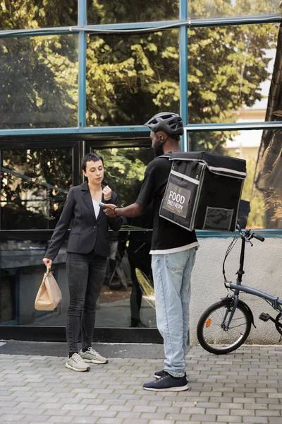 Ofis Yemek Servisi Sipariş Için Ödeme Yapan Müşteriler Afro Amerikan — Stok fotoğraf