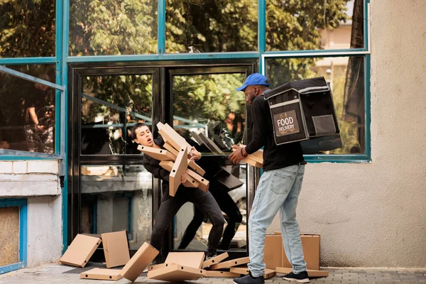 Karışık Yemek Servisi Müşterisi Düşen Pizza Kutularını Yakalıyor Ofis Binasının — Stok fotoğraf