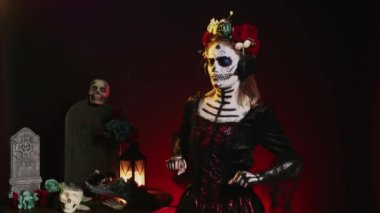 La Cavalera Catrina kulaklıkla müzik dinliyor, siyah arkaplanda mp3 şarkılarının tadını çıkarıyor. Korkunç korkunç kadın kulaklık takıyor kutsal dios de los muertos geleneğinde.