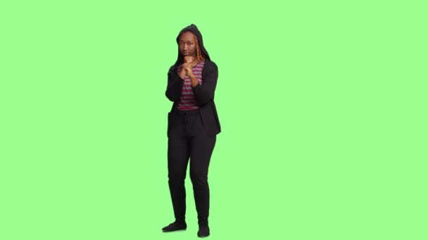Yeşil Perde Arkaplanında Yumruklarını Sallayan Agresif Negatif Kız Yeşil Ekran — Stok video