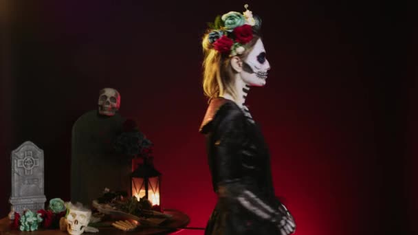 Diosa Espeluznante Muerte Con Maquillaje Cráneo Disfraz Horror Para Celebrar — Vídeos de Stock