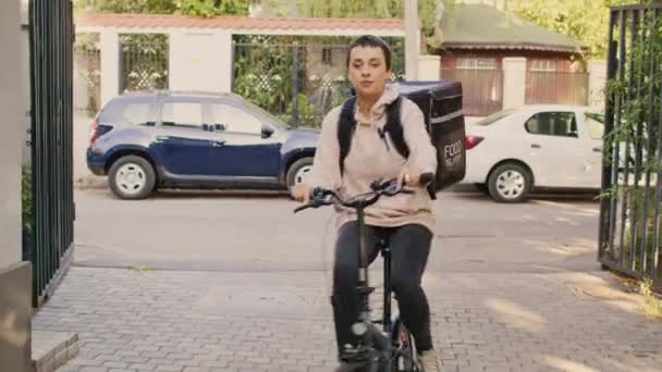 Kadın Restoran Çalışanı Insanların Kapısına Gidip Yemek Dağıtıyor Bisiklete Biniyor — Stok video