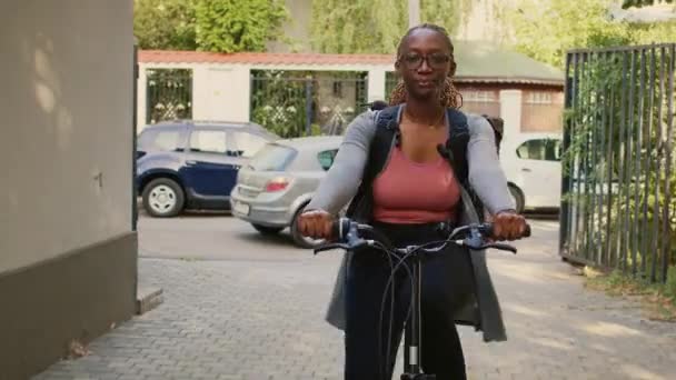 Ung Mat Bärare Ridning Cykel Till Kontorsbyggnad Entré Leverera Restaurang — Stockvideo