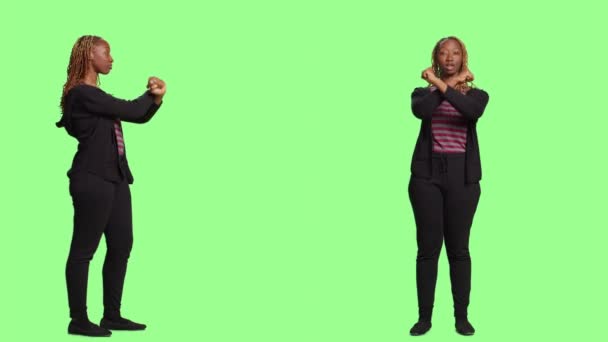 Junge Erwachsene Mit Stoppschild Und Form Mit Armen Ganzkörper Vor — Stockvideo