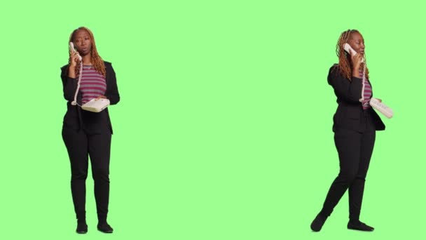 Lächelndes Mädchen Das Festnetztelefon Mit Vollem Körper Über Dem Hintergrund — Stockvideo
