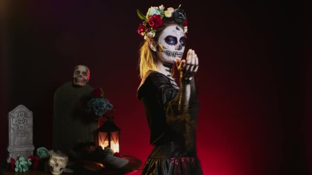 スタジオで手で誘惑し 被害者に手を差し伸べ 誘惑しようとする恐ろしいホラー女性 休日のお祝いにメキシコの祭りの衣装とフリルティ カヴァレラ カトリーナモデル 死者の日 — ストック動画