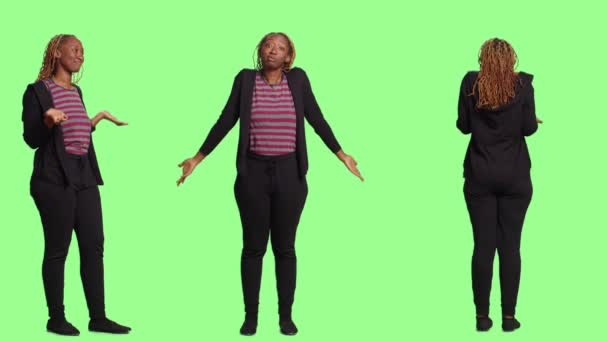 Afroamerykanka Pokazuje Nie Wiem Znak Podniesionymi Ramionami Wyrażając Niepewny Gest — Wideo stockowe
