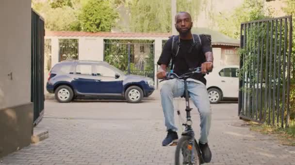Termal Çantalı Servis Elemanı Bisiklete Biniyor Fast Food Siparişlerini Bina — Stok video