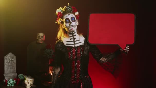 神圣的死亡之女手持着头戴玫瑰冠的语言泡沫 有着令人毛骨悚然的神秘神色 在硬纸板上使用孤立的彩色模板的妇女 Santa Muerte广告 — 图库视频影像